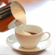 در چه زمانی به قهوه شیر اضافه کنیم؟