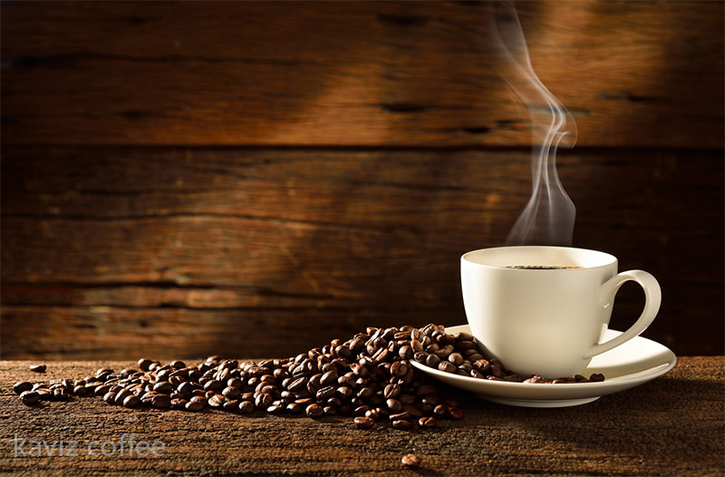 فنجان قهوه و دانه های قهوه