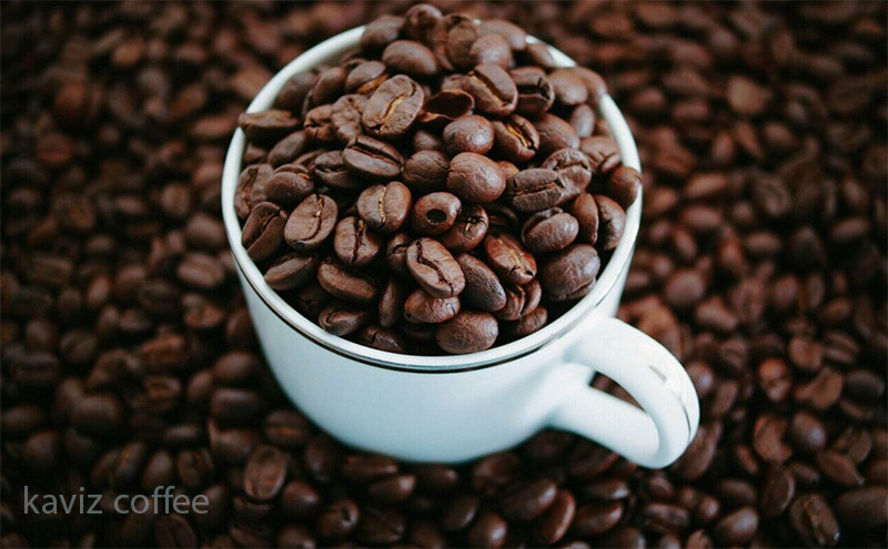 دانه های قهوه داخل فنجان