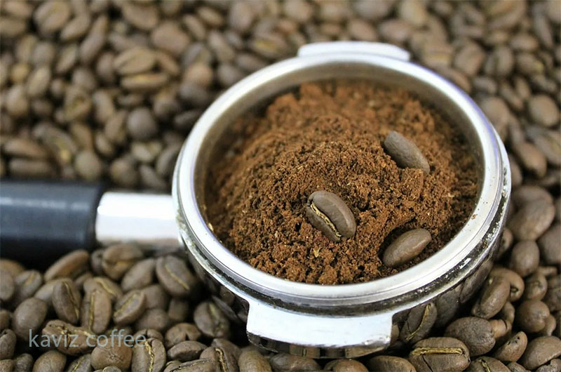 پودر قهوه درون پورتافیلتر و تمپر قهوه