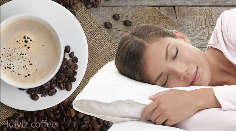 خانمی خوابیده و فنجان قهوه و دانه های قهوه