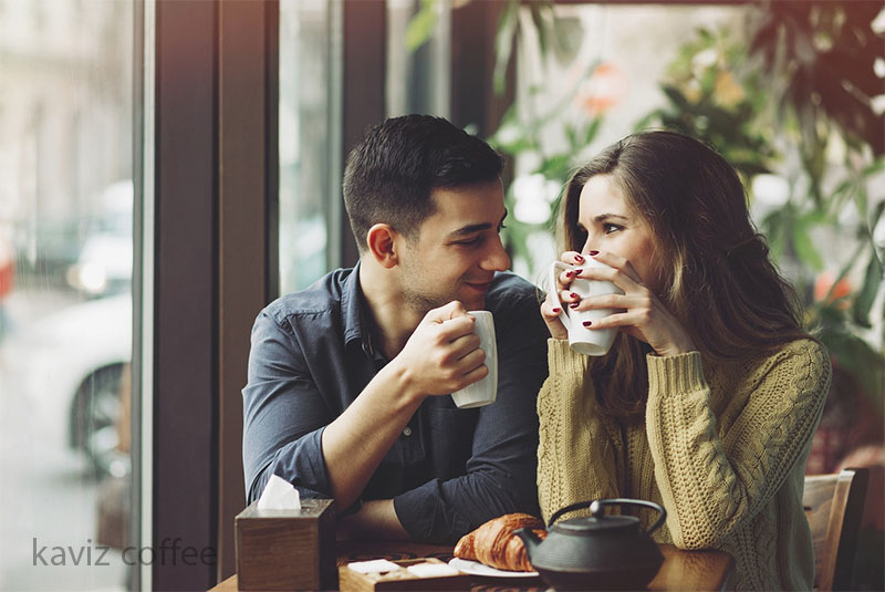 خانم و آقا در حال نوشیدن قهوه