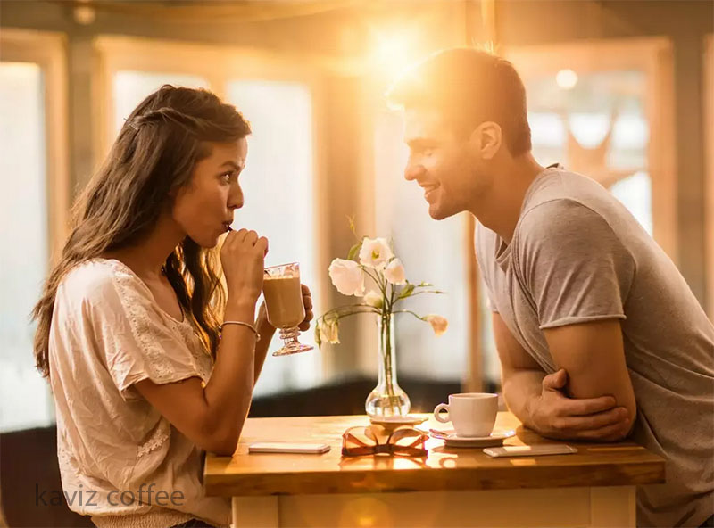 خانم و آقا در حال نوشیدن قهوه