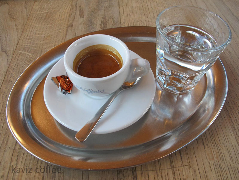 یک فنجان قهوه ریسترتو و یک لیوان آب