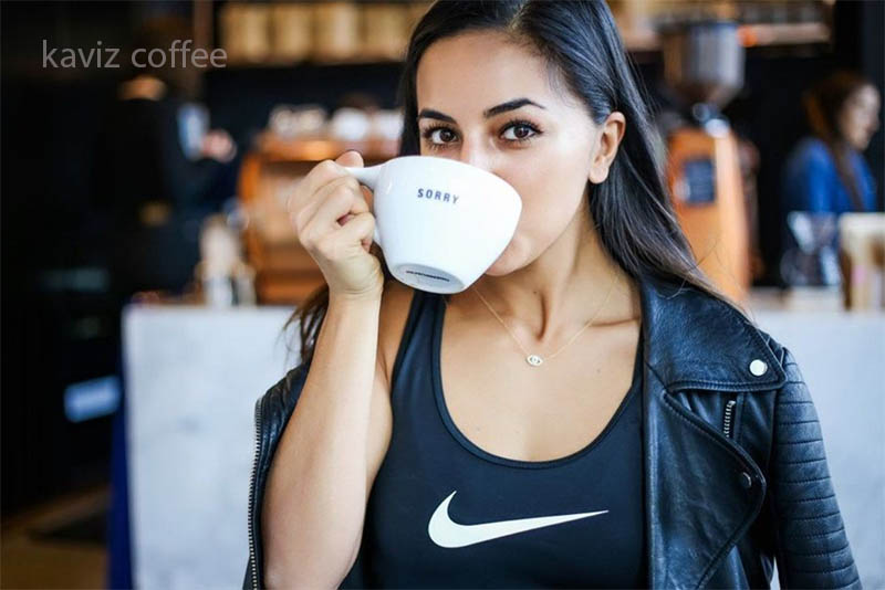 خانمی در حال نوشیدن قهوه برای تناسب اندام