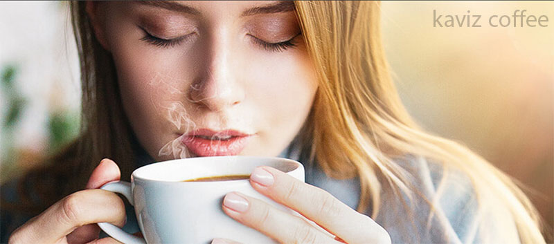 خانمی در حال نوشیدن قهوه