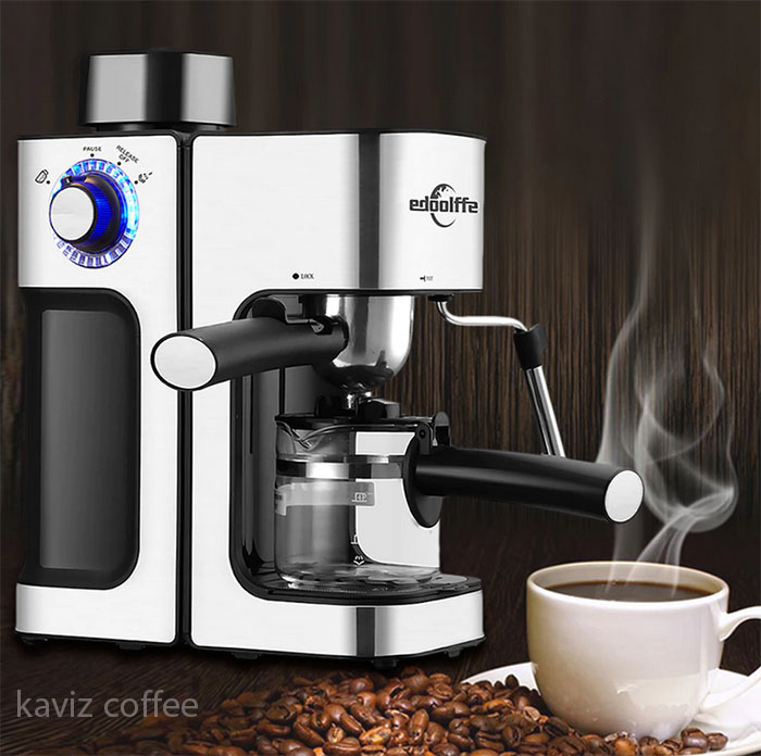 دستگاه قهوه ساز و یک فنجان قهوه و دانه های قهوه