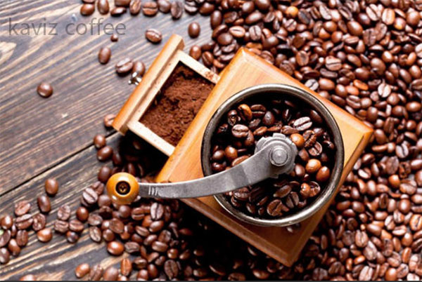دستگاه آسیاب قهوه و دانه های قهوه