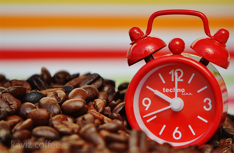 ساعت و دانه های قهوه