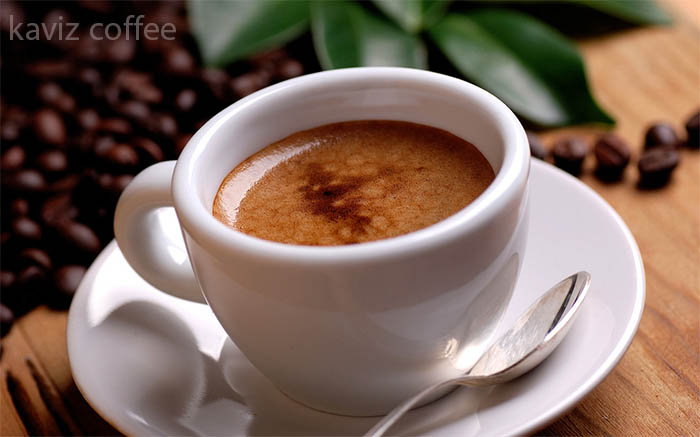 یک فنجان قهوه و دانه های قهوه