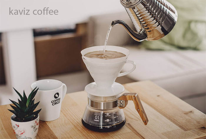 دم آوری قهوه با قهوه ساز دستی و فیلتر کاغذی قهوه