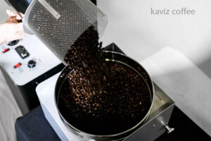 دانه های قهوه و دستگاه رست قهوه