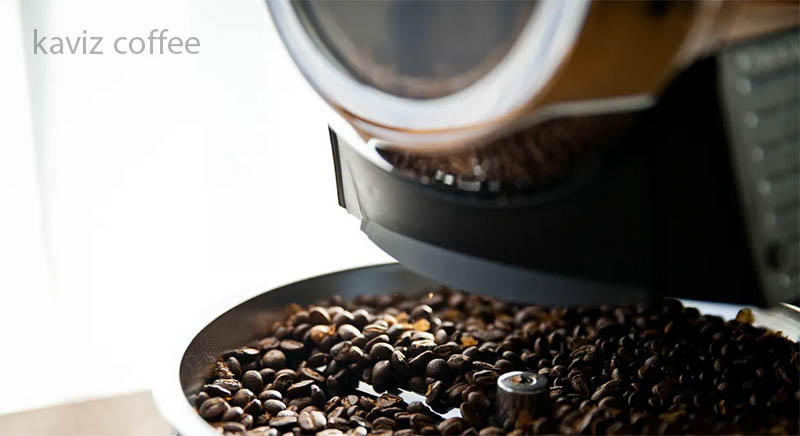 دانه های قهوه در دستگاه رست قهوه