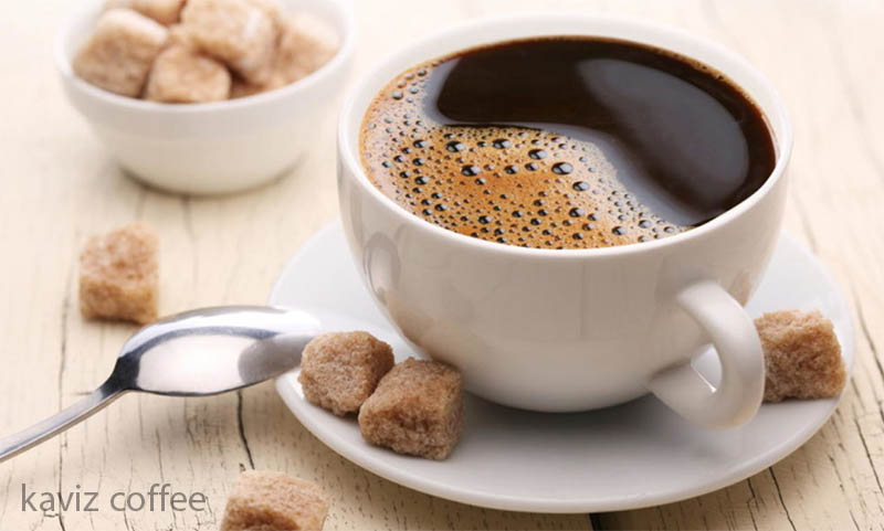 یک فنجان قهوه شیرین با شکر قهوه ای