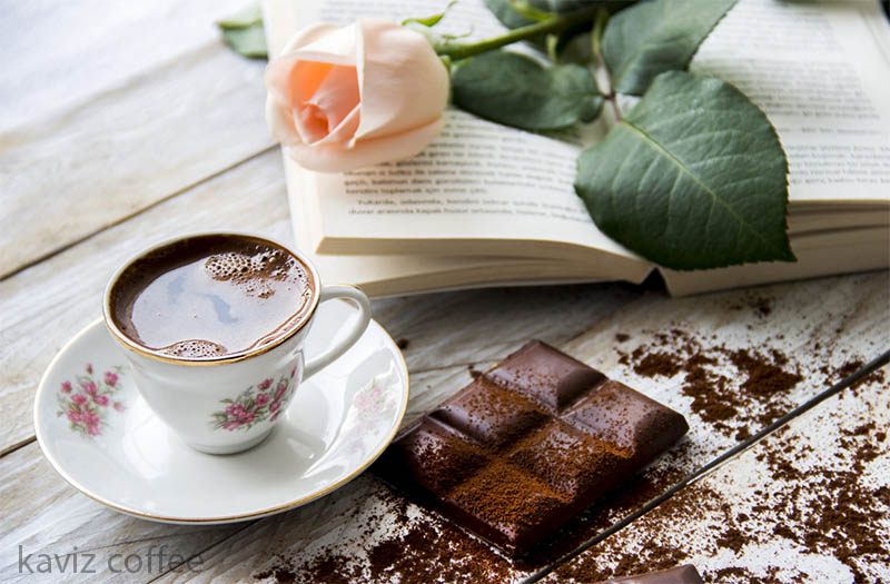 یک فنجان قهوه شیرین با شکلات تلخ