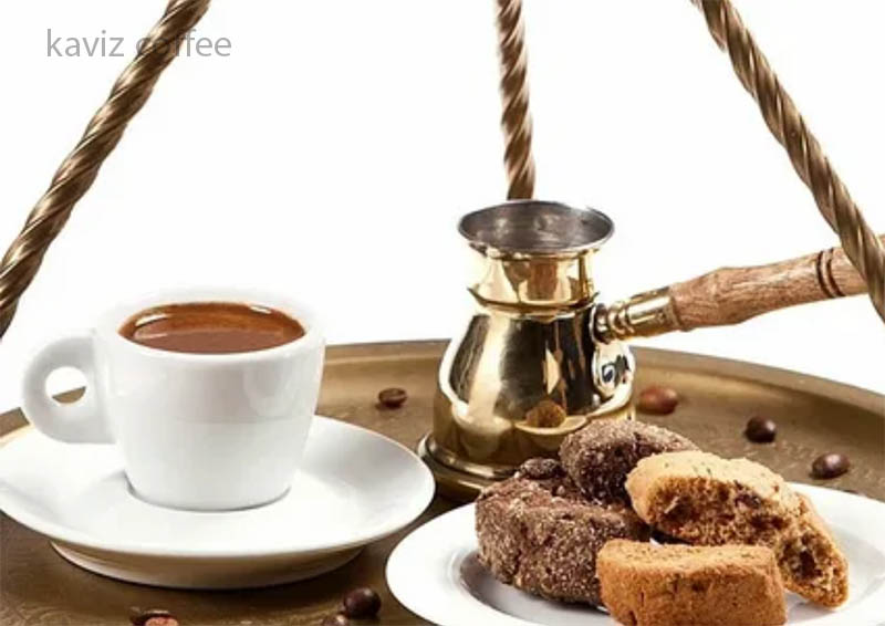 یک فنجان قهوه یونانی و کیک و ایبریک
