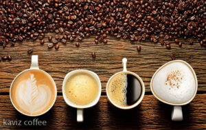 چند فنجان قهوه با اسیدیته و طعم متفاوت و دانه های قهوه