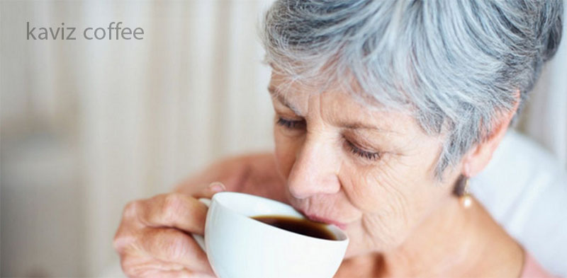 خانمی مسن و مبتلا به آلزایمر در حال نوشیدن قهوه 