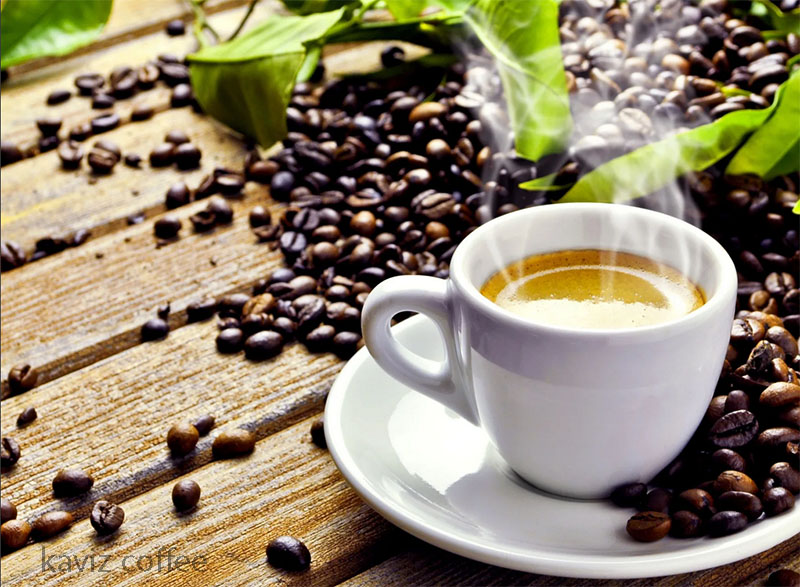 یک فنجان قهوه و دانه های قهوه و تاثیر آن بر کبد