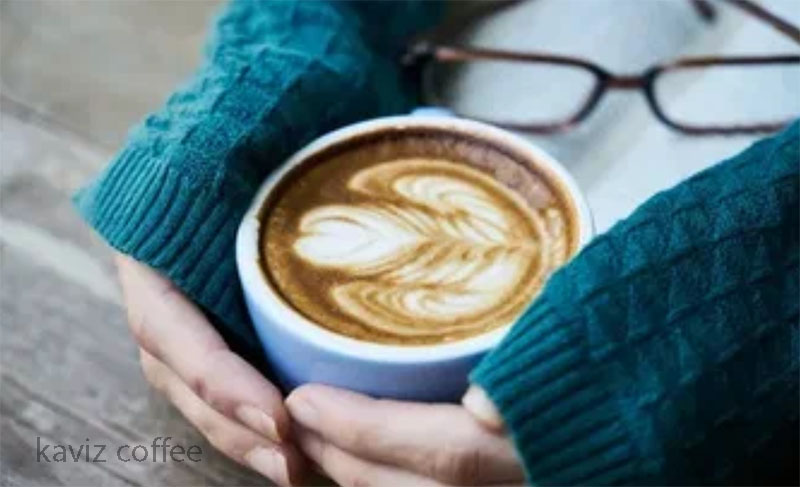 یک فنجان قهوه در دست و پارکینسون