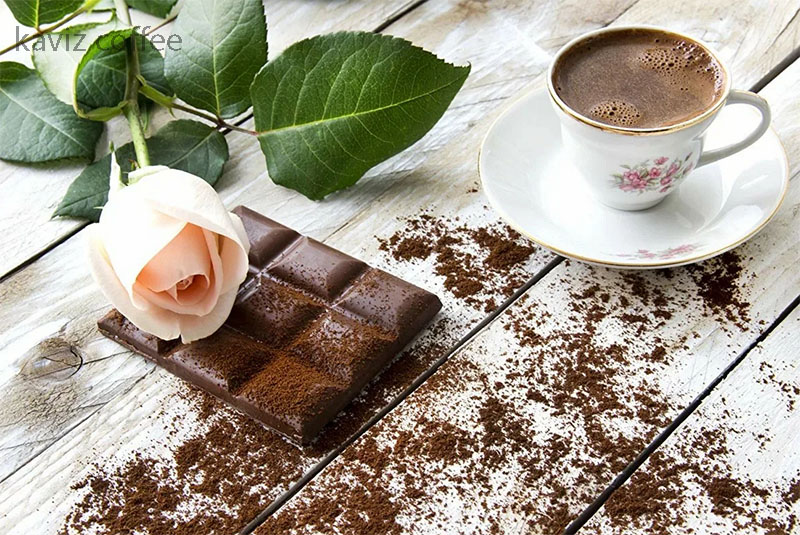 یک فنجان قهوه مکزیکی و یک شاخه گل و شکلات