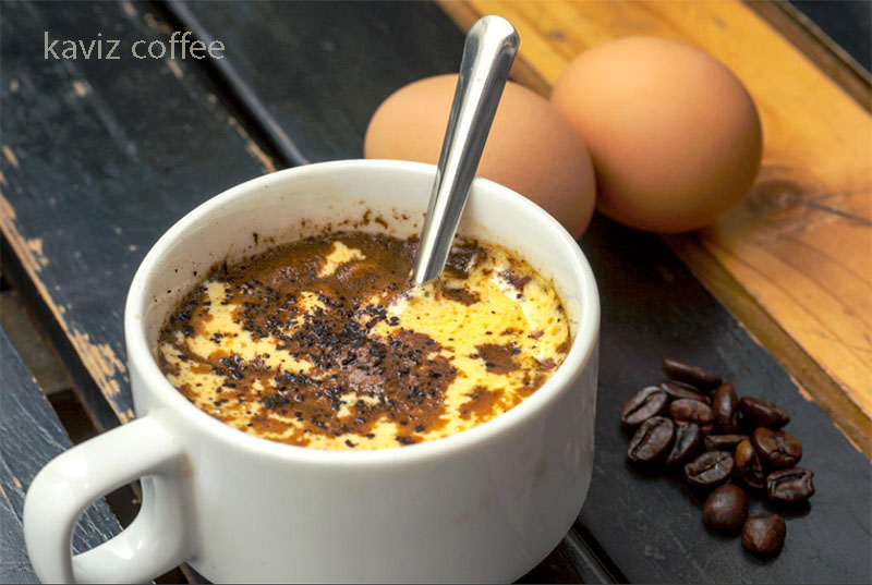 یک فنجان قهوه تخم مرغی و چند تخم مرغ و دانه های قهوه