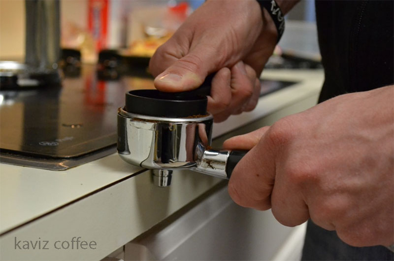 تمپ کردن پودر قهوه در پورتافیلتر اسپرسوساز راک