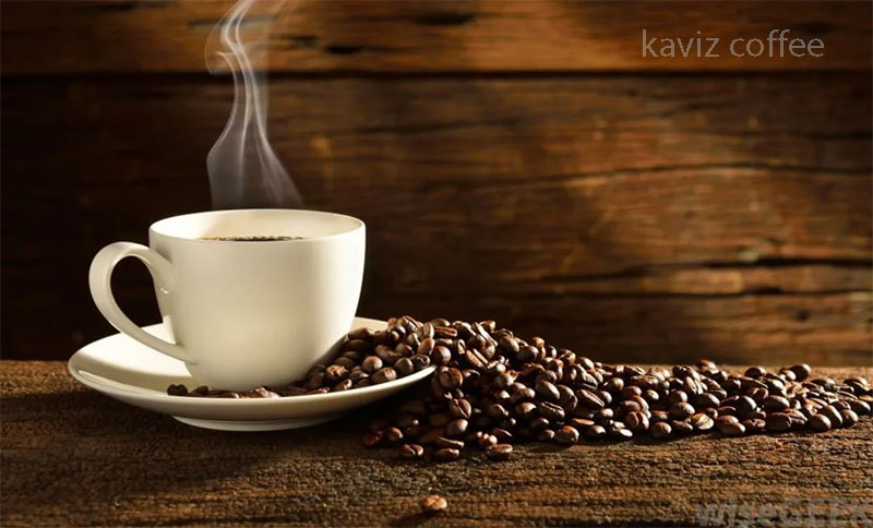 عطر قهوه و یک فنجان قهوه و دانه های قهوه