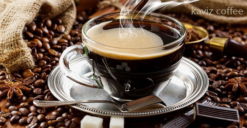 دانه های قهوه و یک فنجان قهوه سیاه