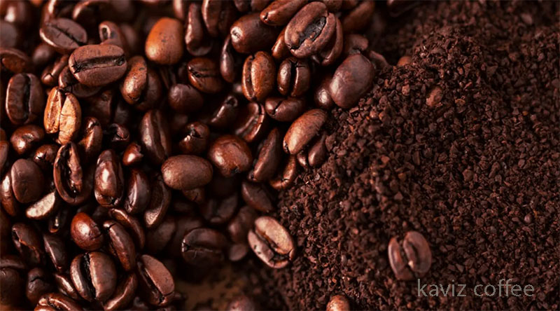 دانه های قهوه و پودر قهوه آسیاب شده