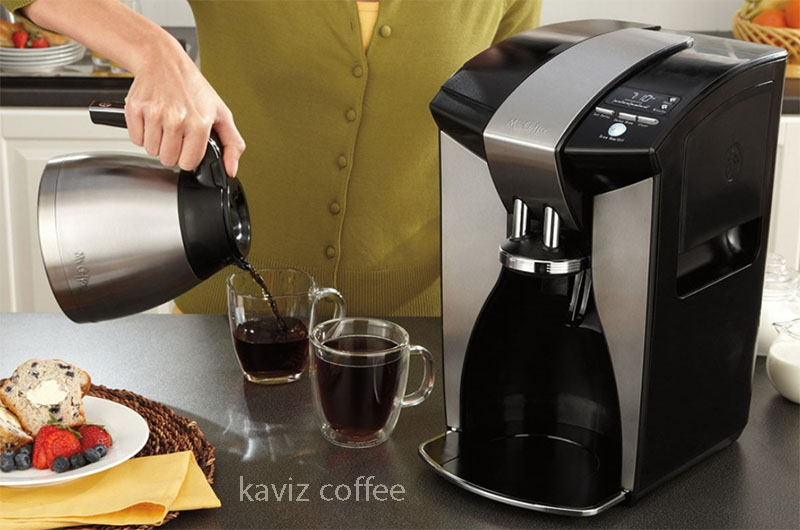 دستگاه قهوه ساز و دو فنجان قهوه