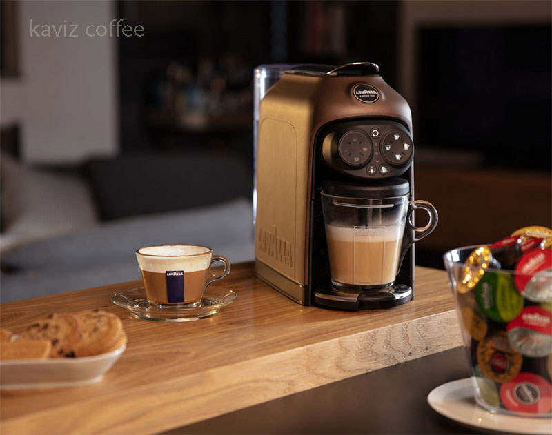 یک فنجان قهوه لاوازا و دستگاه قهوه ساز