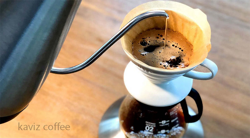 زیختن آب روی قهوه درون فیلتر و تهیه قهوه پُراُوِر