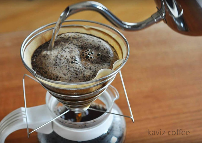 ریختن آب با کتری روی قهوه برای تهیه قهوه پُراُوِر