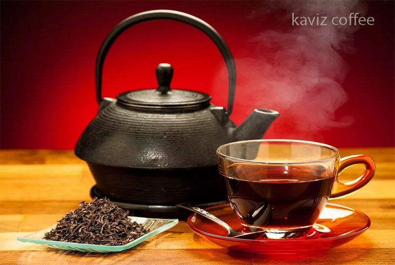 قوری و یک فنجان چای و چای پوئر