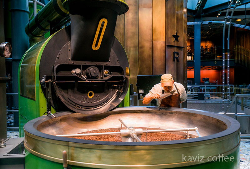دستگاه روستر در مرکز برشته کردن قهوه