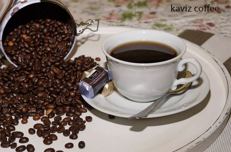 یک فنجان قهوه و دانه های قهوه و تاثیر آن بر سرطان